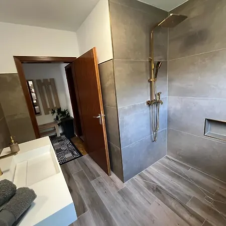 Gasthuis Haus Haller 5 *